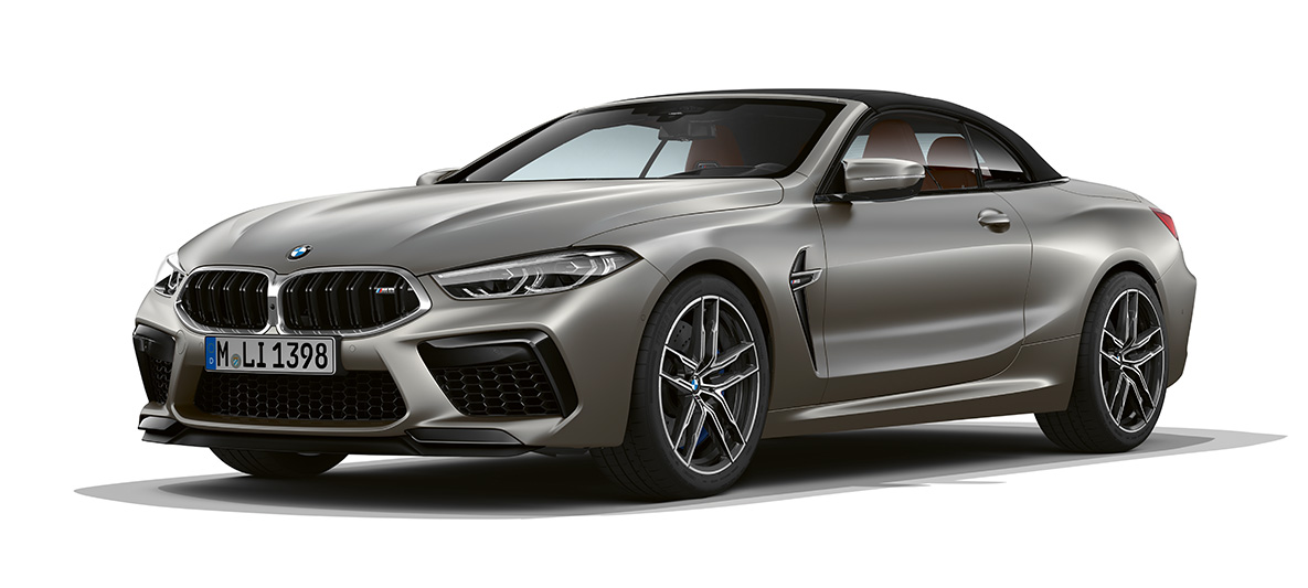 BMW M8 Кабриолет, вид сбоку с поворотом в три четверти с передней частью. BMW M8 Кабриолет в Frozen Dark Silver, вид сбоку с поворотом в три четверти с передней частью.
