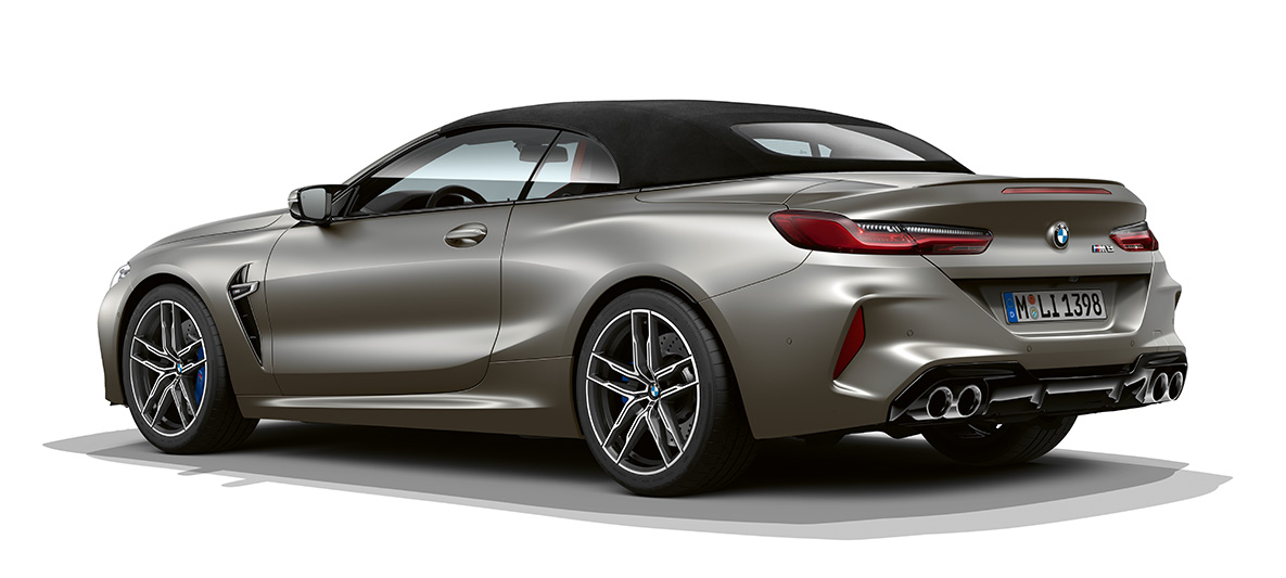 BMW M8 Кабриолет, вид сбоку с поворотом в три четверти с задней части. BMW M8 Кабриолет, вид сбоку с поворотом в три четверти с задней части.