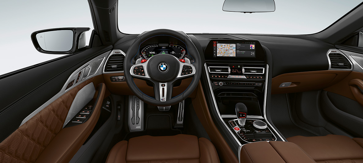 BMW M8 Кабриолет, кабина BMW M8 Кабриолет, кабина с кожаным рулевым колесом M с кнопками M1/M2 красного цвета.