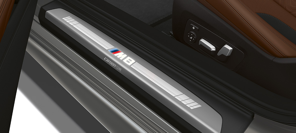 Дверные пороги с обозначением M8. Дверные пороги BMW M8 Кабриолет с обозначением M8.