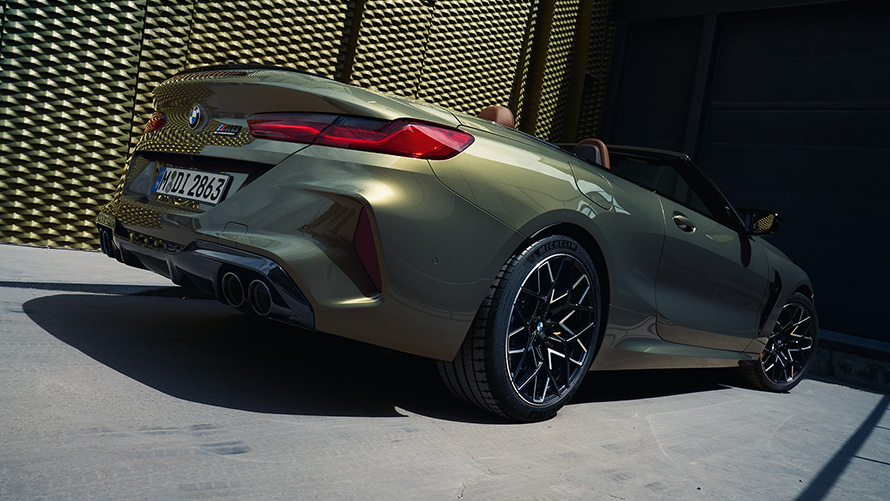 BMW M8 Competition Cabrio F91 LCI Facelift 2022, BMW Individual Brass metallic, вид сзади снизу в три четверти