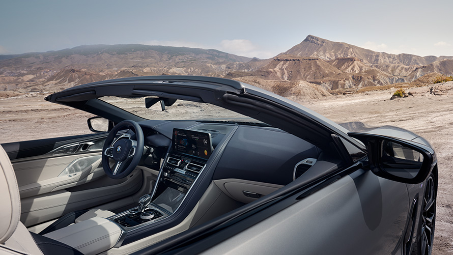 BMW M850i xDrive Cabrio G14 LCI Facelift 2022, BMW Individual Морозный Чистый Серый металлик, вид салона с открытым мягким верхом