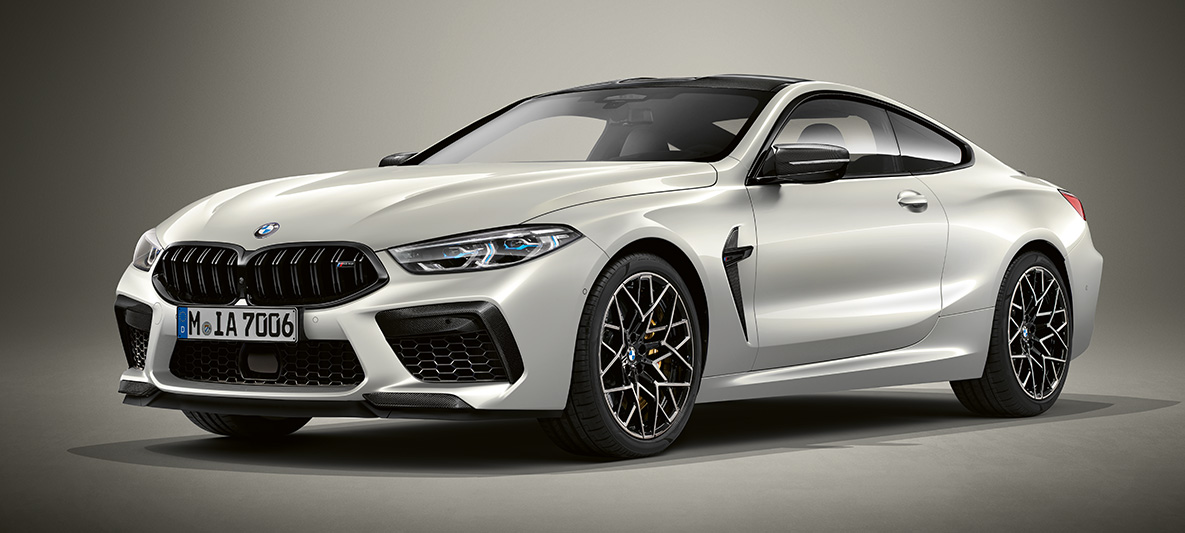 BMW Individual M8 Coupé в BMW Individual Brilliant White металлик. BMW Individual M8 Coupé в BMW Individual Brilliant White металлик, вид спереди с поворотом в три четверти.