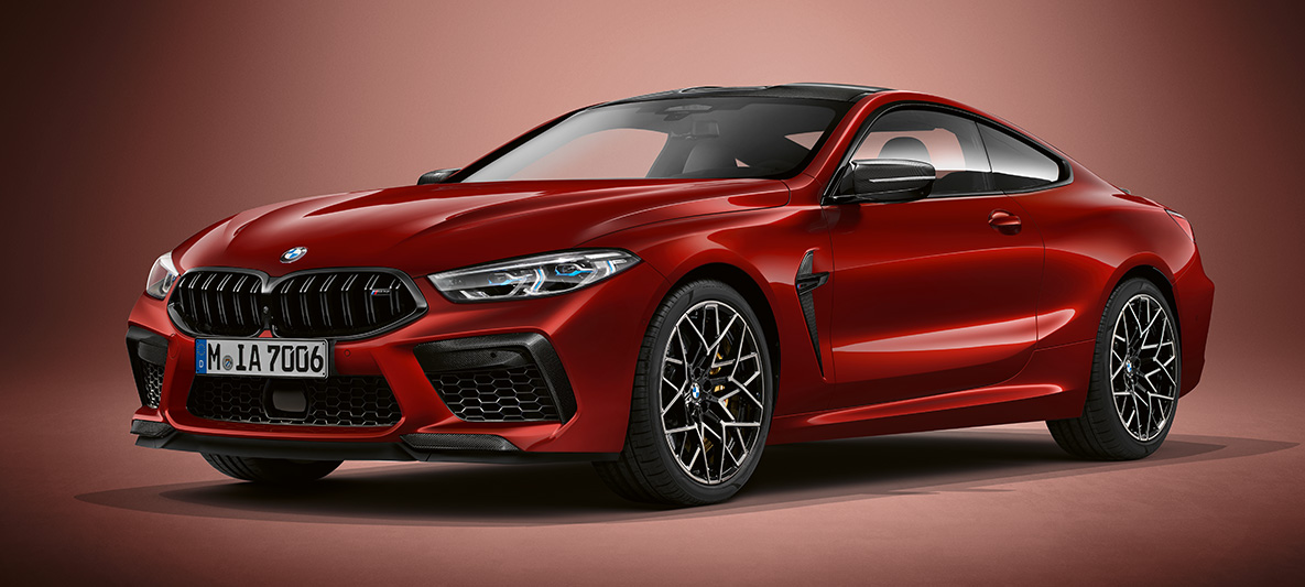 BMW Individual M8 Coupé в BMW Individual Adventurine Red металлик. BMW Individual M8 Coupé в BMW Individual Adventurine Red металлик, вид спереди с поворотом в три четверти.