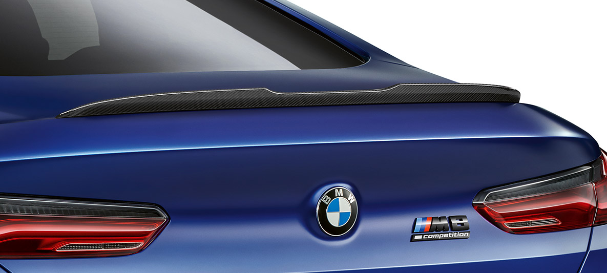 Задний спойлер в карбоне. BMW M8 Competition Coupé, задний спойлер в пакете экстерьера M Carbon.