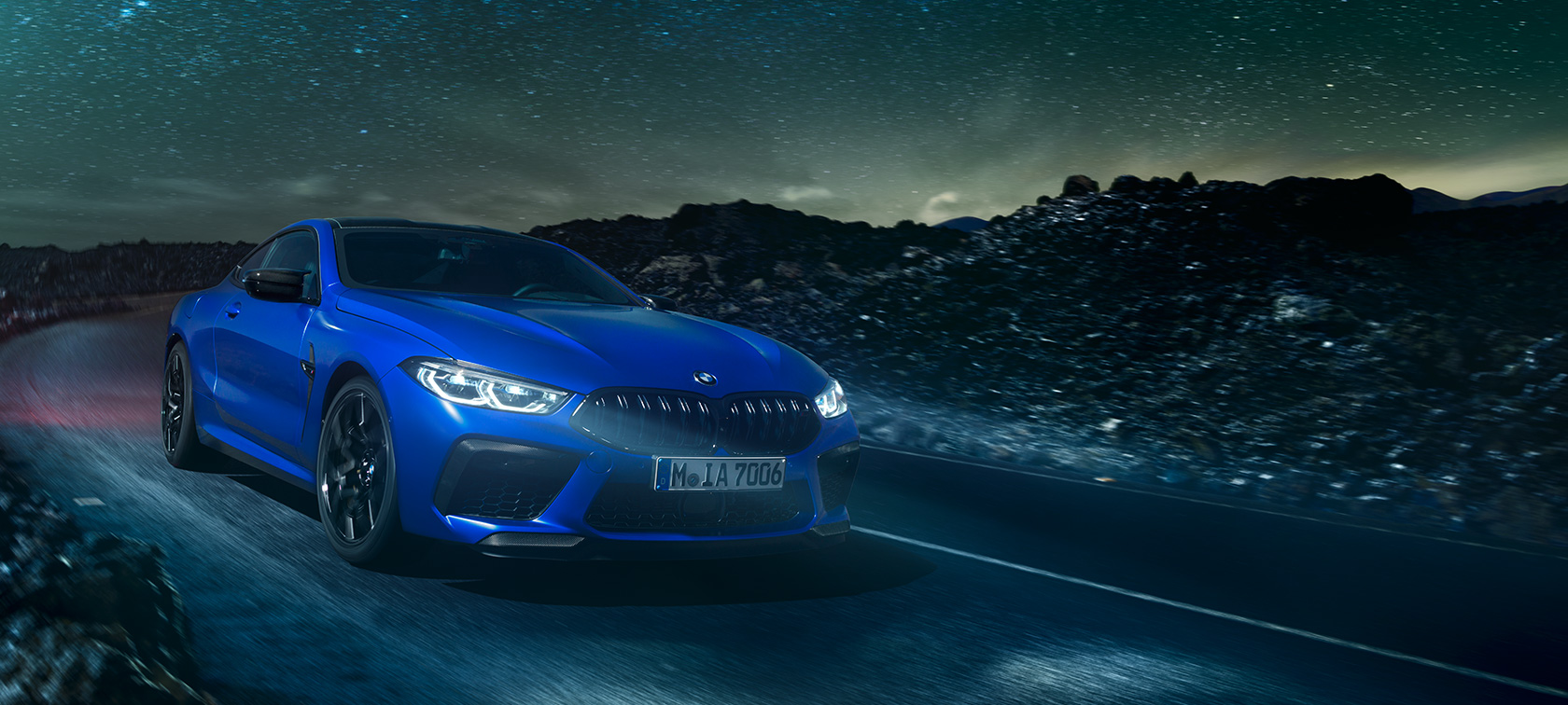 BMW M8 Competition Coupé. Новый BMW M8 Competition Coupé в Marina Bay Blue металлик, вид спереди с поворотом в три четверти.