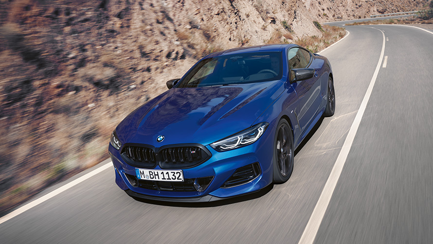 BMW M850i xDrive Coupé G15 LCI (рестайлинг 2022 года), BMW Individual Синий Портимау металлик, вид спереди с поворотом в три четверти, в движении