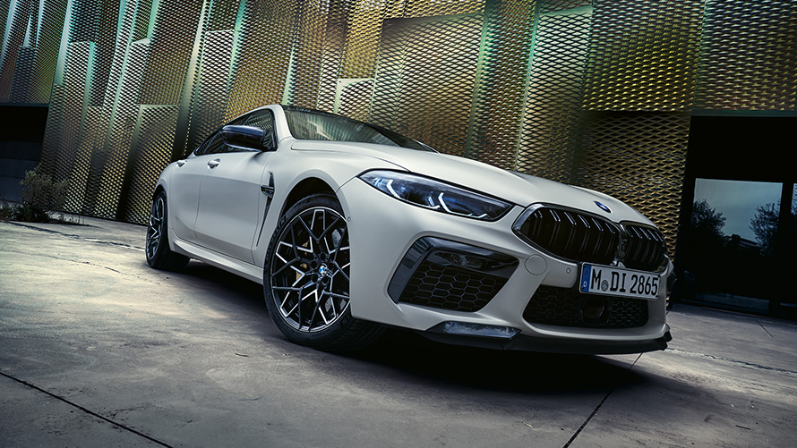 BMW M8 Competition Gran Coupe F93 LCI Facelift 2022, BMW Individual Морозный Белый Бриллиант металлик, вид спереди в три четверти снизу