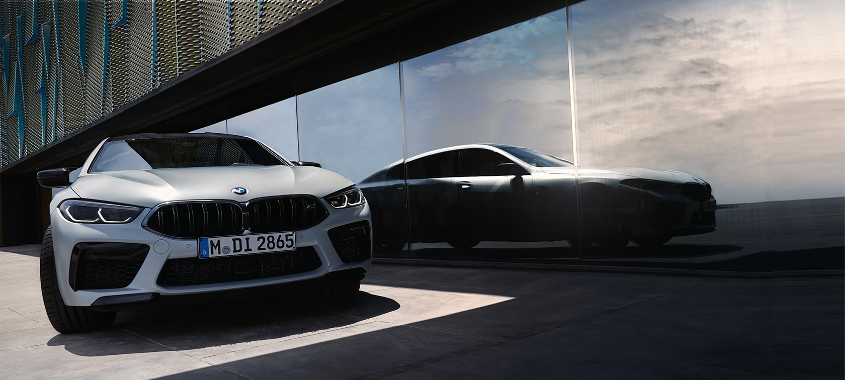 Вид спереди BMW M8 Competition Gran Coupe F93 LCI Facelift 2022 BMW M8 Competition Gran Coupe F93 LCI Facelift 2022 BMW Individual, BMW Individual Морозный Белый Бриллиант металлик, вид спереди с отражением силуэта в окне