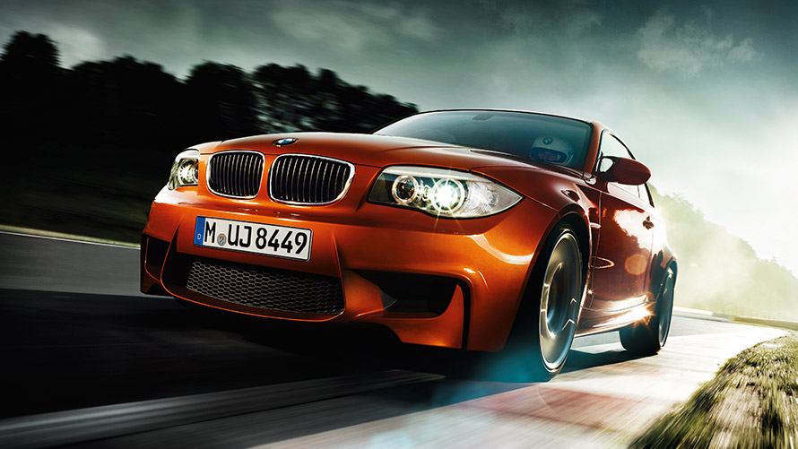 BMW 1 Серии M Coupé E82 вид спереди в три четверти, в движении на улице BMW M Series BMW 1 Series M Coupé E82 вид спереди в три четверти, в движении на улице