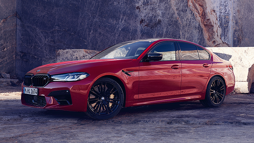 BMW M5 F90 вид спереди в три четверти, в движении на улице BMW M Серии BMW M5 F90 вид спереди в три четверти, в движении на улице