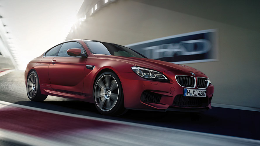 BMW M6 F13 вид сбоку в три четверти, в движении на улице BMW M Серии BMW M6 F13 вид сбоку в три четверти, в движении на улице