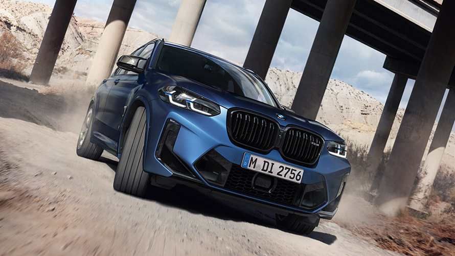 BMW X3 M F97 вид спереди в три четверти, в движении BMW M Серии BMW X3 M F97 вид спереди в три четверти, в движении