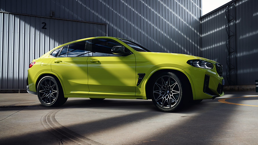 BMW X4 M F98 вид сбоку, в статике BMW M Серии BMW X4 M F98 вид сбоку, в статике