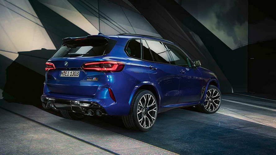 BMW X5 M F95 вид сзади в три четверти, в статике BMW M Серии BMW X5 M F95 вид сзади в три четверти, в статике