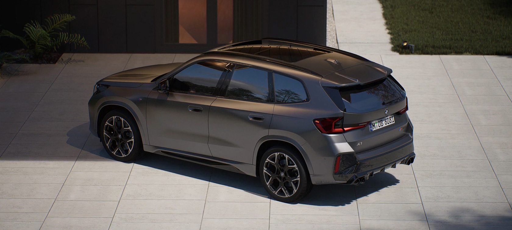 BMW X1 M35i xDrive BMW X1 M35i xDrive, вид сзади в три четверти