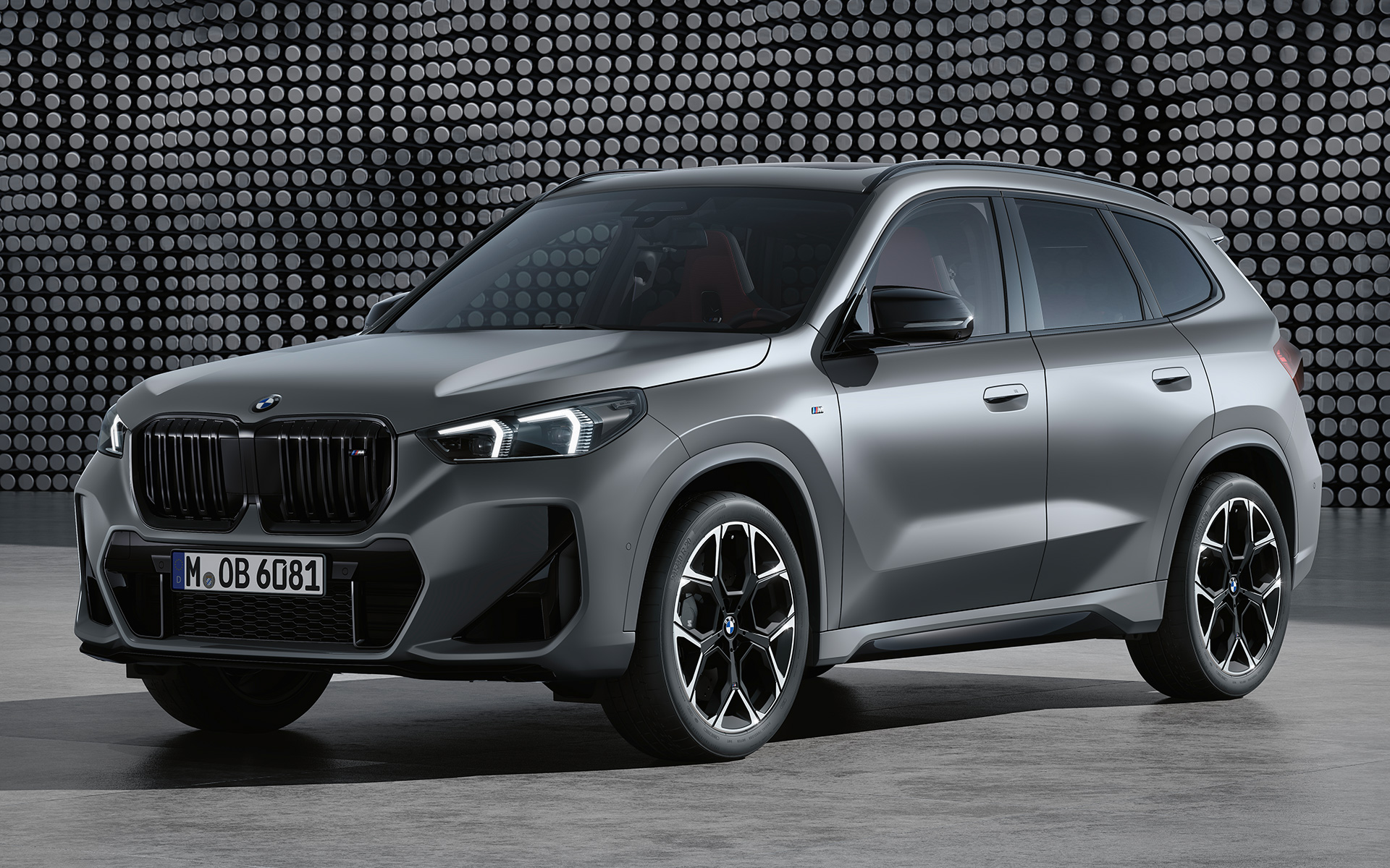 BMW X1 M35i xDrive BMW X1 M35i xDrive, вид спереди в три четверти