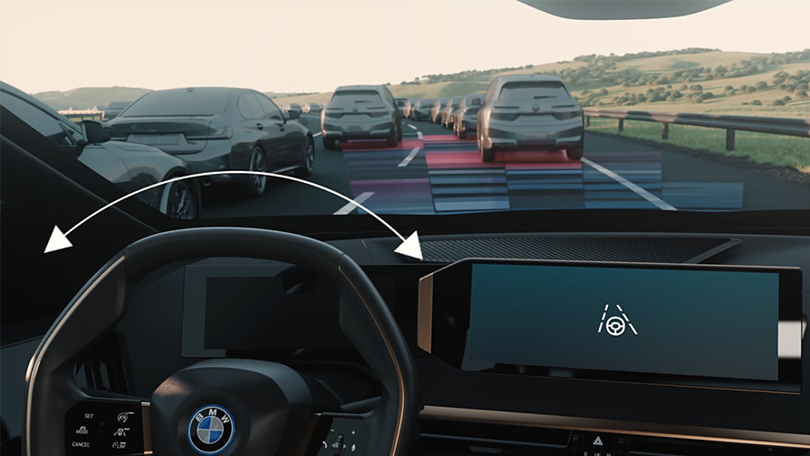Вид из салона BMW с обзором на дорогу через рулевое колесо Вид из салона BMW с обзором на дорогу и автомобили через рулевое колесо