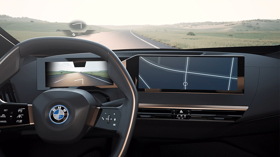 Вид из салона BMW с обзором на дорогу через рулевое колесо Вид из салона BMW с обзором на дорогу через рулевое колесо