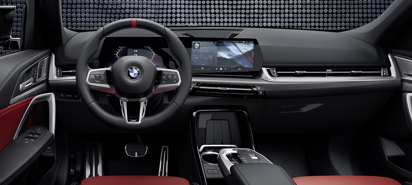 BMW X1 M35i xDrive, интерьер, рулевое колесо и дисплей BMW X1 M35i xDrive, детали интерьера, рулевое колесо и дисплей