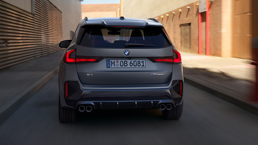 BMW X1 M35i xDrive BMW X1 M35i xDrive, вид сзади в движении
