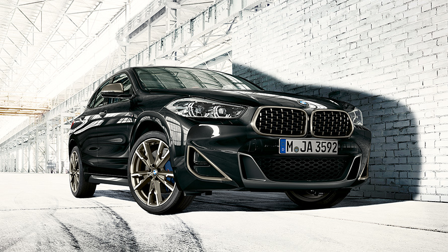 Двойная сетка радиатора в BMW X2 M35i (F39) в цвете Sapphire Black metallic, вид в три четверти в неподвижном состоянии.
