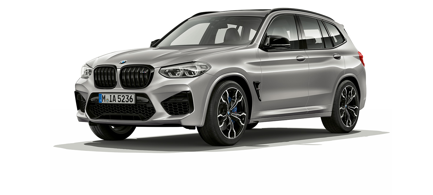 BMW X3 M Competition, вид спереди с поворотом в три четверти. BMW X3 M Competition в Donington Grey металлик, экстерьер, вид спереди с поворотом в три четверти.