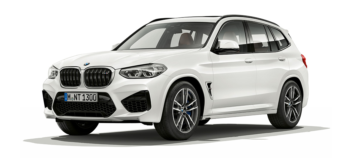 BMW X3 M, вид сбоку с поворотом в три четверти. BMW X3 M в Alpine White, экстерьер, вид сбоку с поворотом в три четверти.