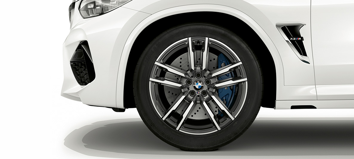 BMW X3 M, 20-дюймовые легкосплавные диски M в цвете Orbit Grey. BMW X3 M в Alpine White, экстерьер, 20-дюймовые легкосплавные диски в Orbit Grey.