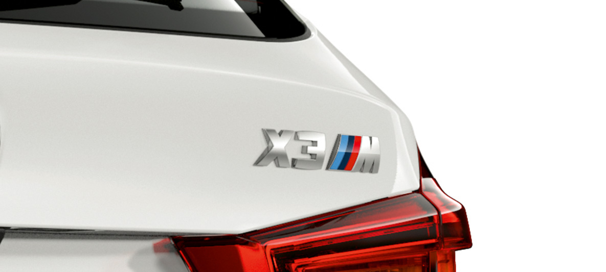 BMW X3 M, обозначение модели. BMW X3 M в Alpine White, экстерьер, задняя часть с обозначением модели.