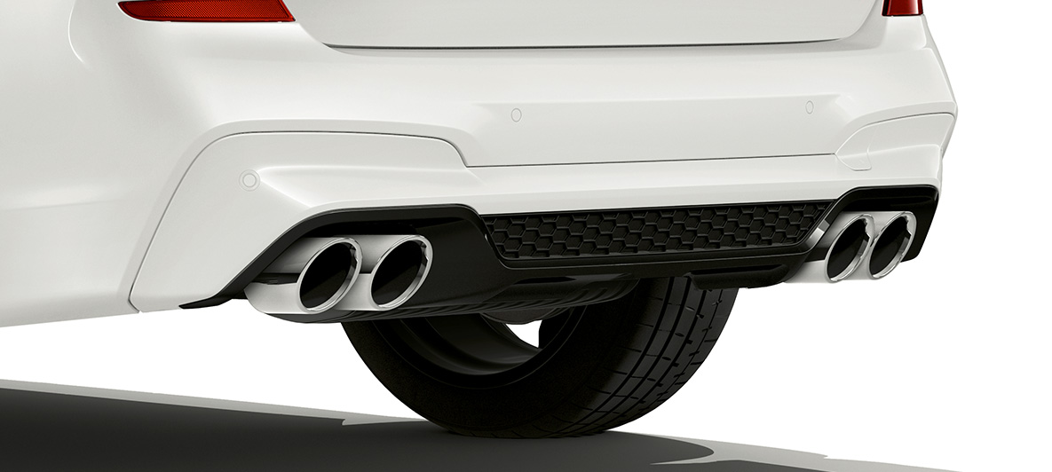 BMW X3 M, задняя часть с хромированными выхлопными трубами. BMW X3 M в Alpine White, экстерьер, задняя часть с хромированными выхлопными трубами.