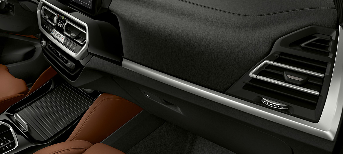 Декоративные планки BMW Individual BMW X3 M F97 LCI Facelift 2021 Декоративные планки BMW Individual цвета Piano Black на приборной панели BMW X3 M F97 LCI Facelift 2021