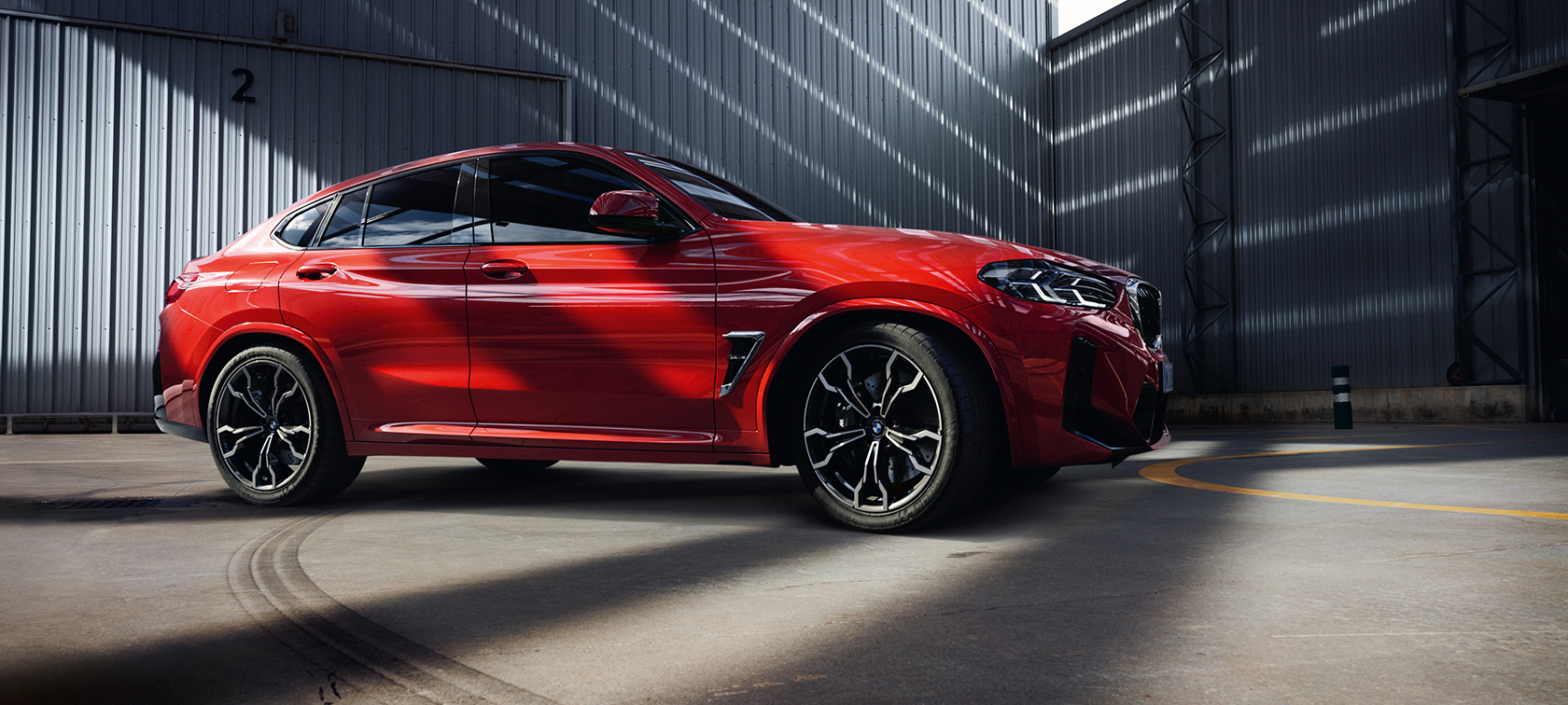 Вид спереди в три четверти BMW X4 M F98 LCI Facelift 2021 BMW X4 M F98 LCI Facelift 2021 в цвете Toronto Red металлик, вид спереди в три четверти внутри фабрики
