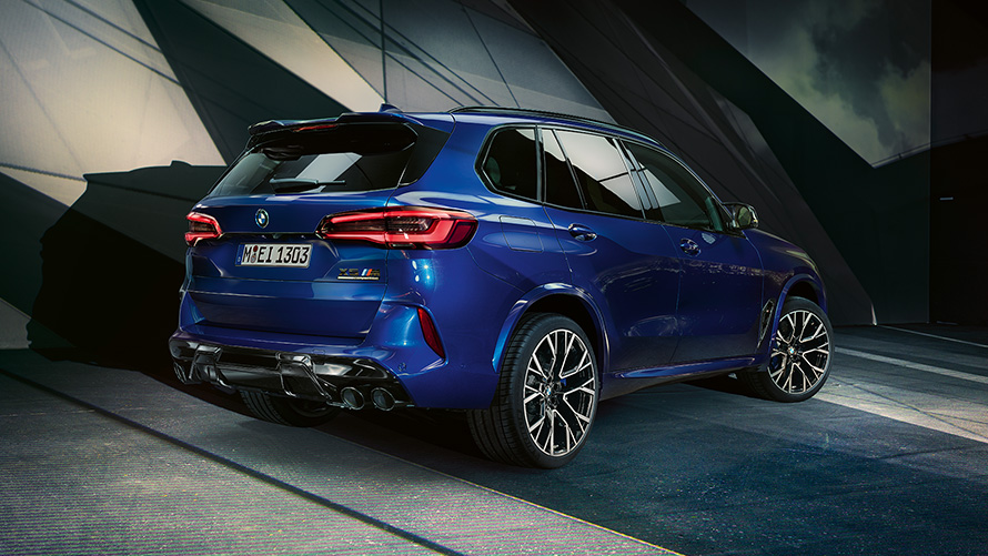 BMW X5 M Competition с легкосплавными дисками М, F95 2020 SUV "Синий Марина Бэй металлик", вид сбоку