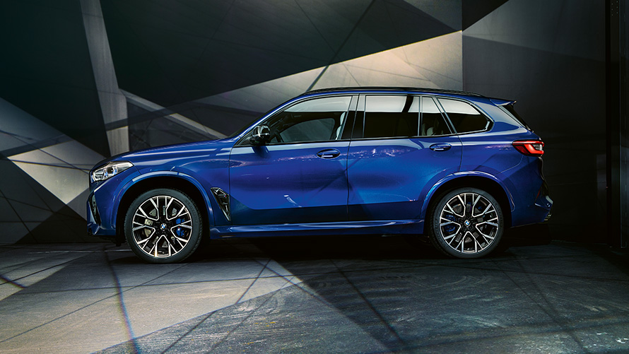 BMW X5 M Competition с выхлопной системой M Sport F95 2020 SUV "Синий Марина Бэй металлик", вид сзади в три четверти