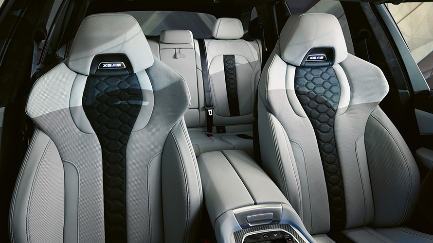 Многофункциональные сиденья М с подсвечиваемым логотипом "Х5 М" BMW X5 M Competition F95 2020 SUV, салон