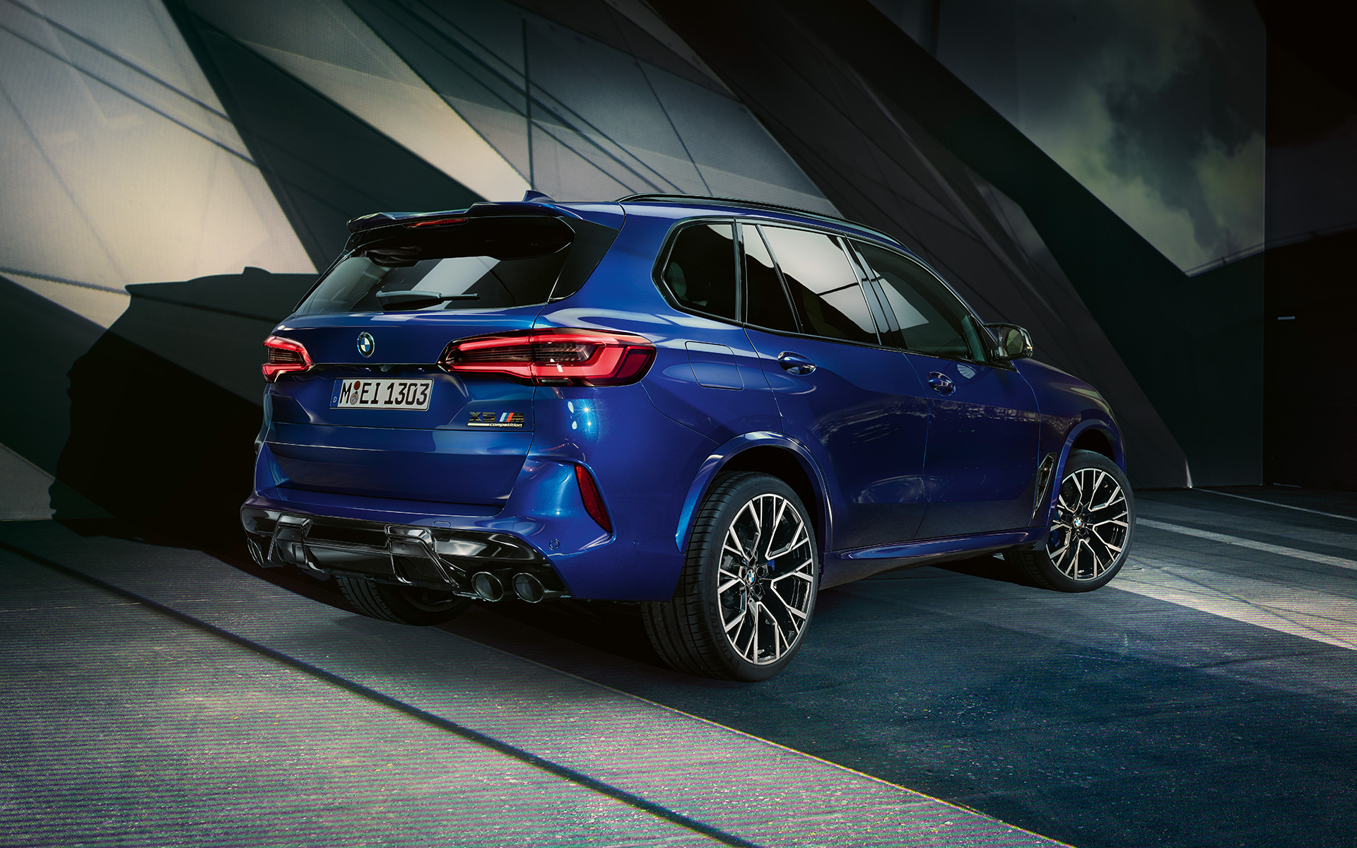 BMW X5 M Competition с легкосплавными дисками М, F95 2020 SUV "Синий Марина Бэй металлик", вид сбоку