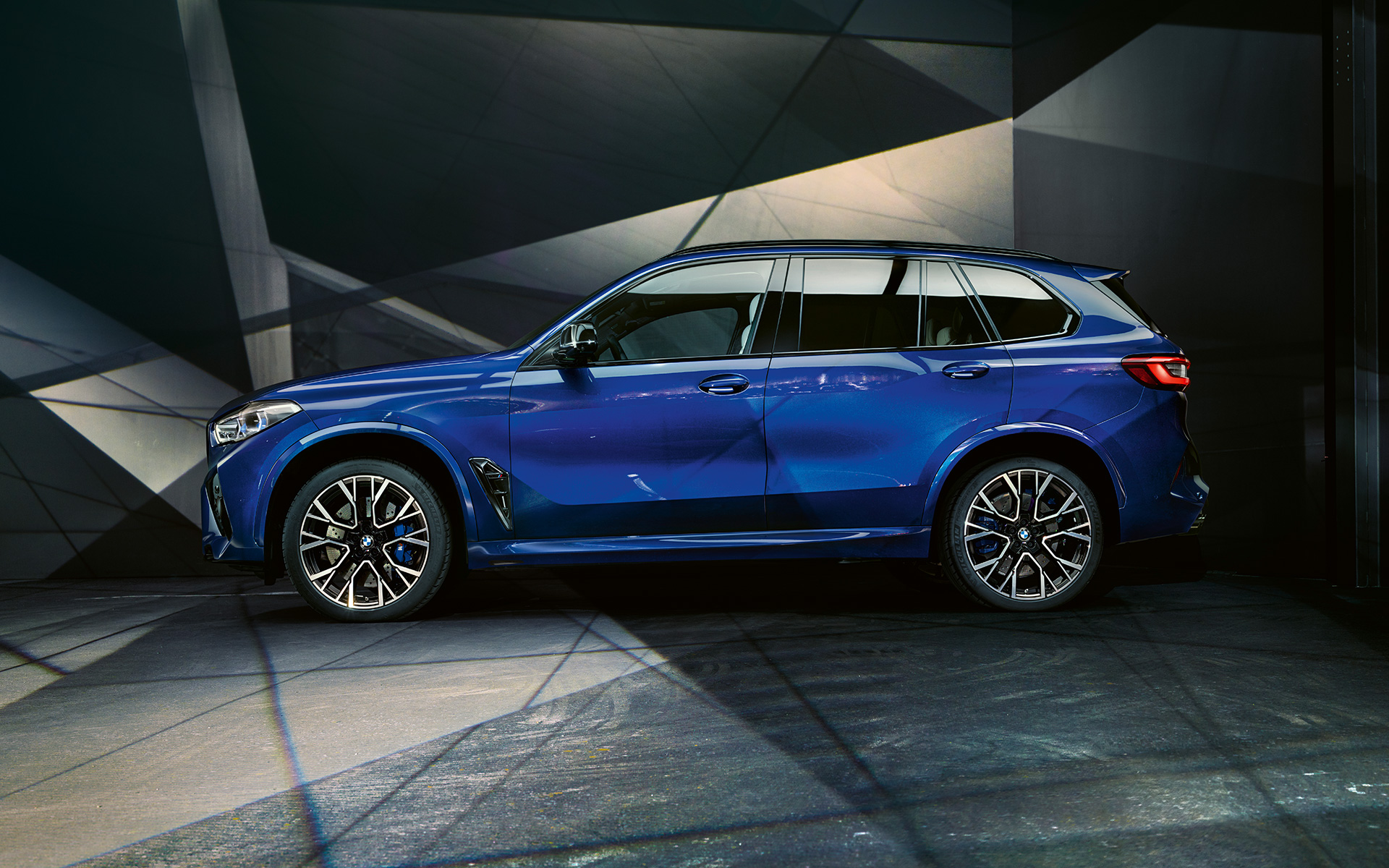 BMW X5 M Competition с выхлопной системой M Sport F95 2020 SUV "Синий Марина Бэй металлик", вид сзади в три четверти