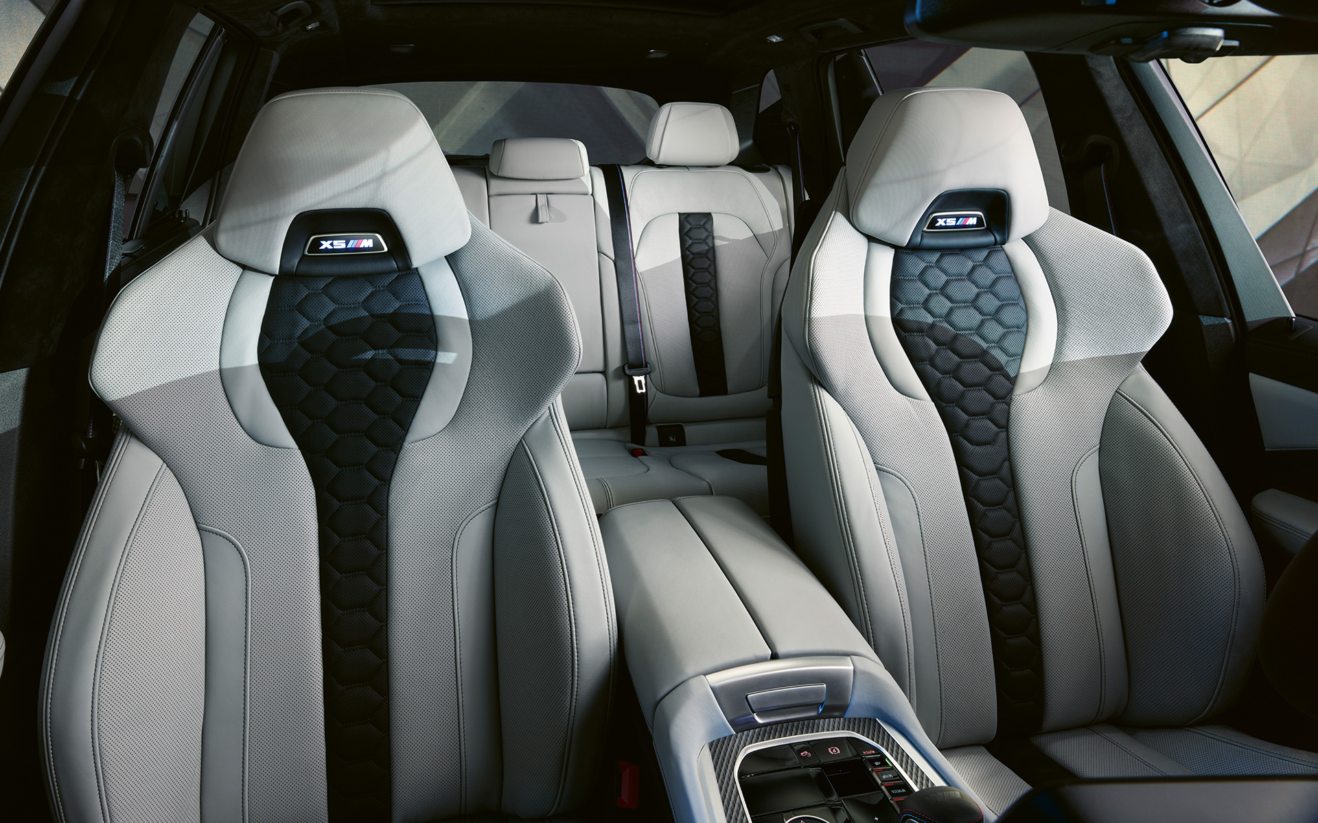 Многофункциональные сиденья М с подсвечиваемым логотипом "Х5 М" BMW X5 M Competition F95 2020 SUV, салон