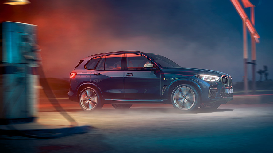 BMW X5 M50i и M50d G05 2018 SUV с легкосплавными дисками M, "Черный Карбон металлик", вид сбоку