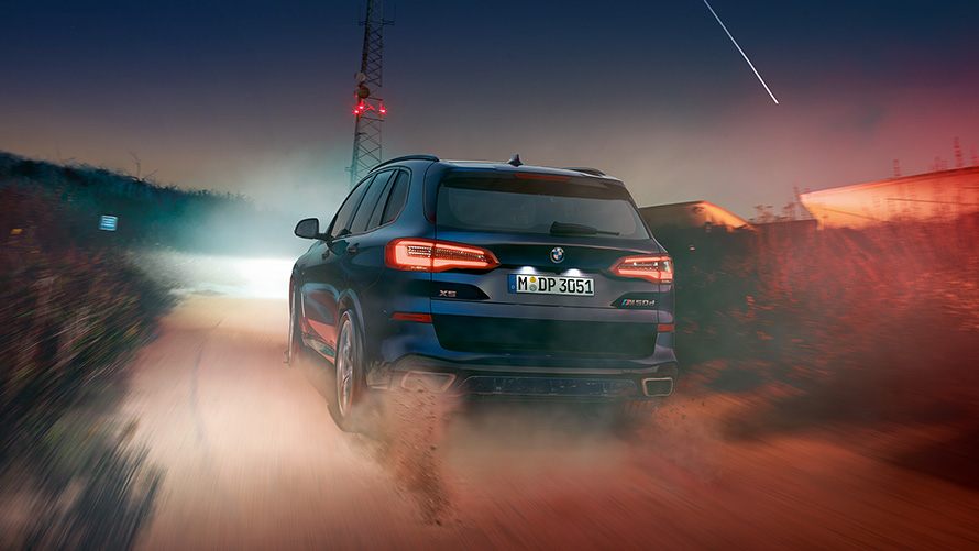 BMW X5 M50d со спойлером М на крыше G05 2018 SUV, "Черный Карбон металлик", вид сзади