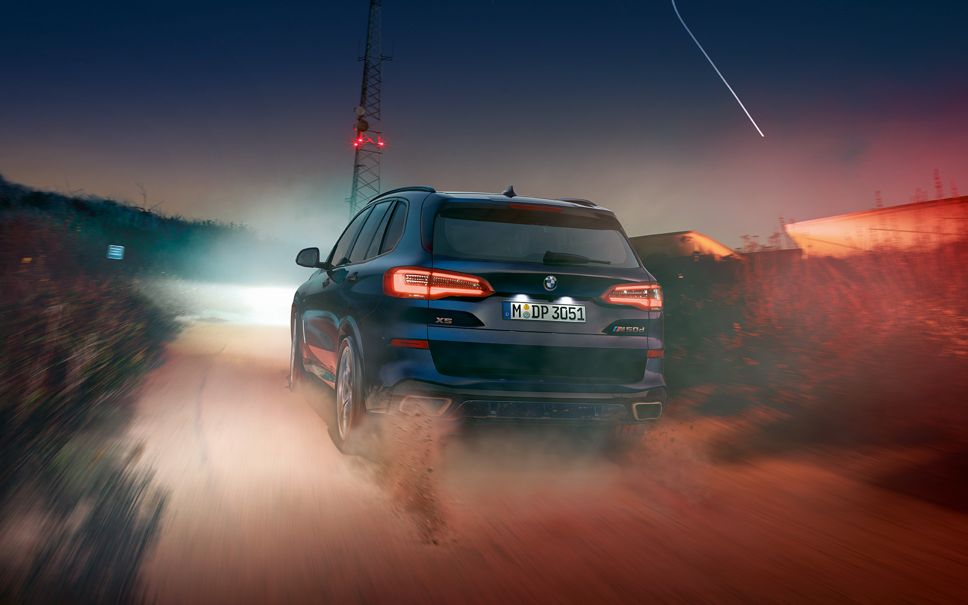 BMW X5 M50d со спойлером М на крыше G05 2018 SUV, "Черный Карбон металлик", вид сзади