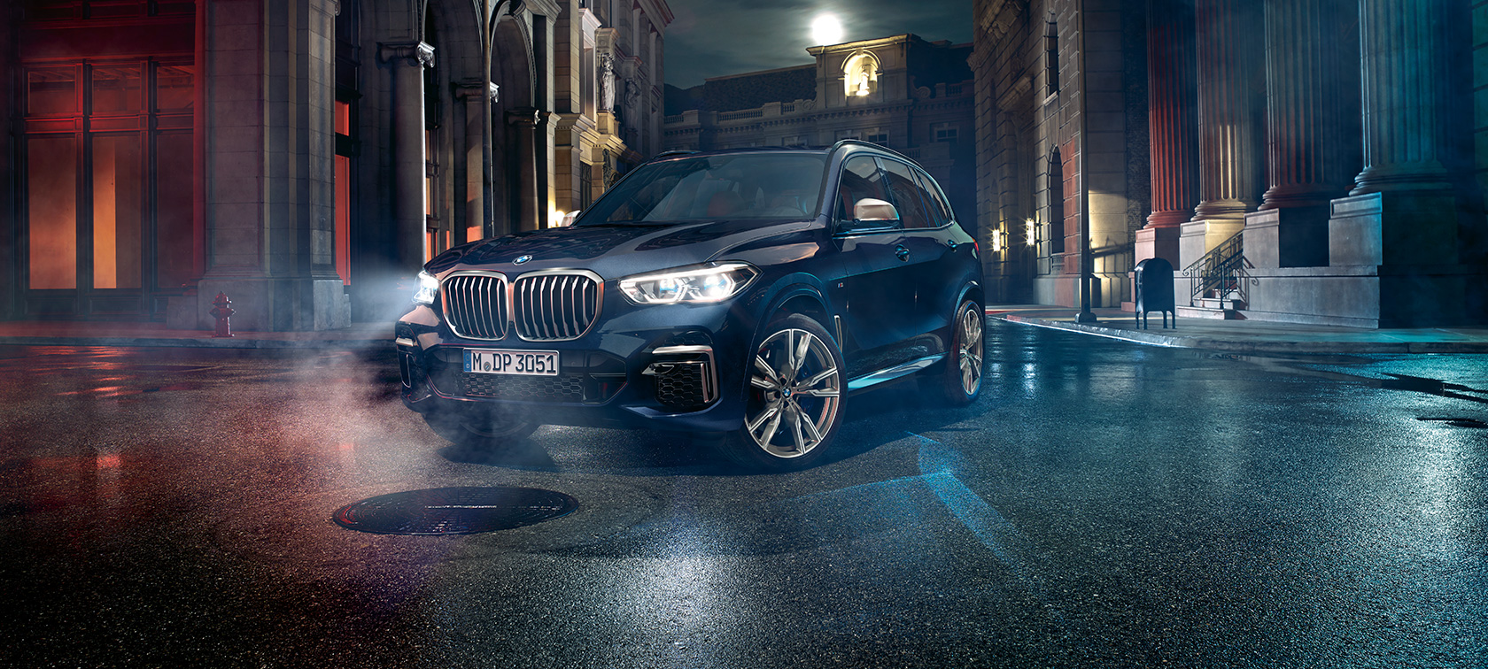 BMW X5 M50i и M50d, вид спереди в три четверти G05 BMW X5 M50i и M50d G05 2018 SUV "Черный Карбон металлик", вид спереди в три четверти