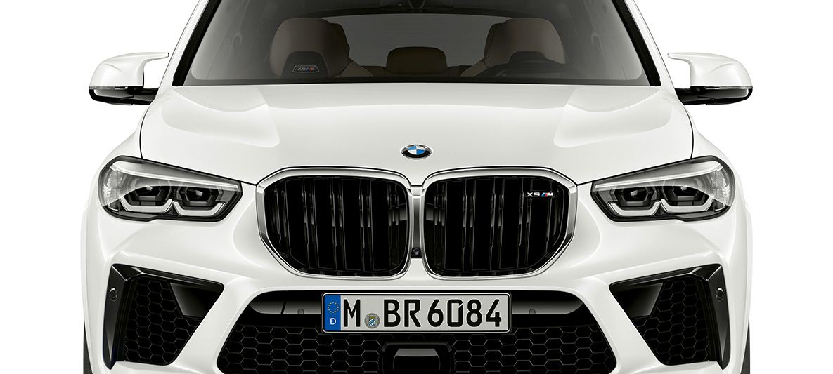 Вид спереди BMW X5 M F95 Двойная решетка радиатора M BMW X5 М "Белый Минерал" F95 2020 SUV, вид спереди