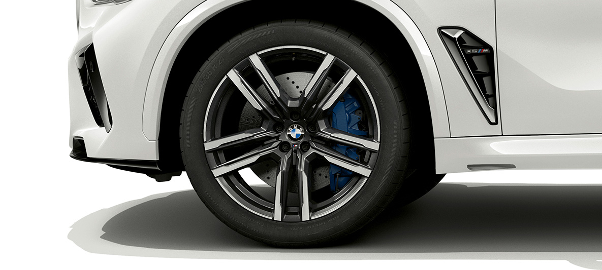 21" M легкосплавные диски Bicolour Orbit Grey BMW X5 M F95 21" M легкосплавные диски Bicolour Orbit Grey BMW X5 М "Белый Минерал" F95 2020 SUV, крупный план