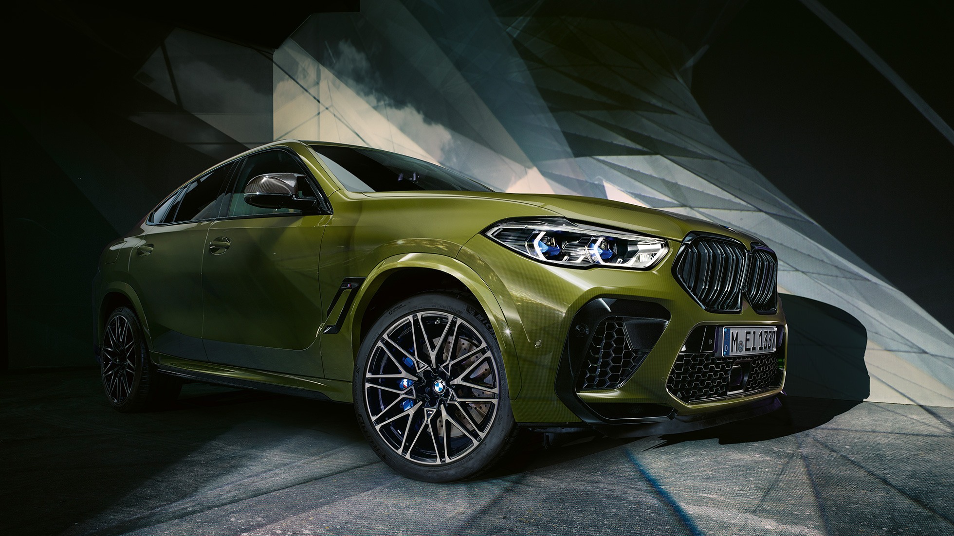 Exterieur-Design BMW X6 M Competition Экстерьер BMW X6 M Competition F96 2020 МГ, специальное лакокрасочное покрытие зеленого цвета Urban из линейки BMW Individual, SUV вид спереди с поворотом в три четверти