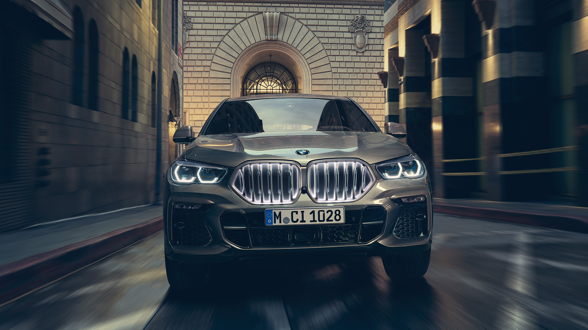 BMW X6 M50d с 6-цилиндровым дизельным двигателем M TwinPower Turbo BMW X6 M50d G06 с 6-цилиндровым дизельным двигателем M TwinPower Turbo в цвете Manhattan (металлик), вид спереди