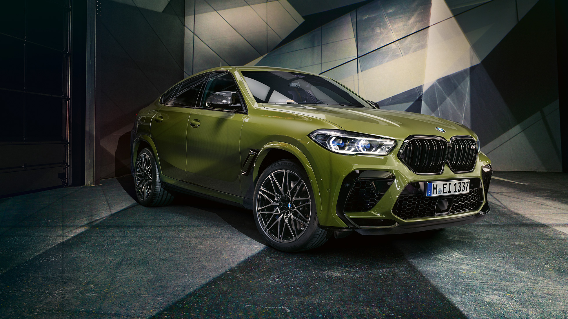 Решетка радиатора M модели BMW X6 M Competition Решетка радиатора М модели BMW X6 M Competition F96, специальное лакокрасочное покрытие зеленого цвета Urban из линейки BMW Individual, SUV вид спереди с поворотом в три четверти
