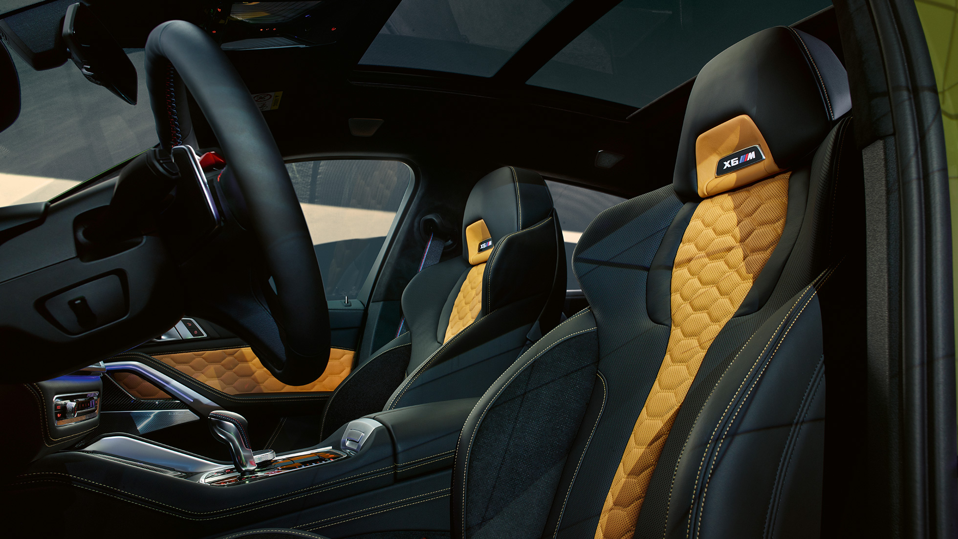 Многофункциональные сиденья M модели BMW X6 M Competition Многофункциональные сиденья M с подсвеченной эмблемой «X6 M» модели BMW X6 M Competition F96, интерьер