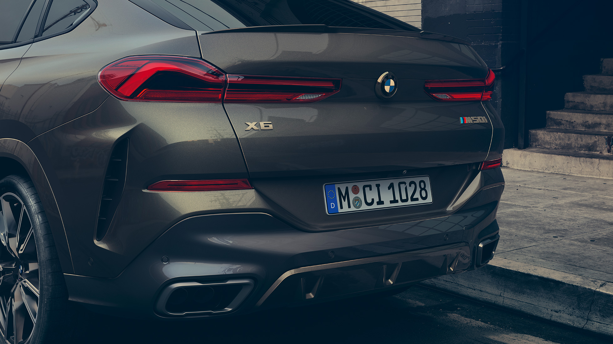 BMW X6 M50i, вид сзади BMW X6 M50i, вид сзади крупным планом
